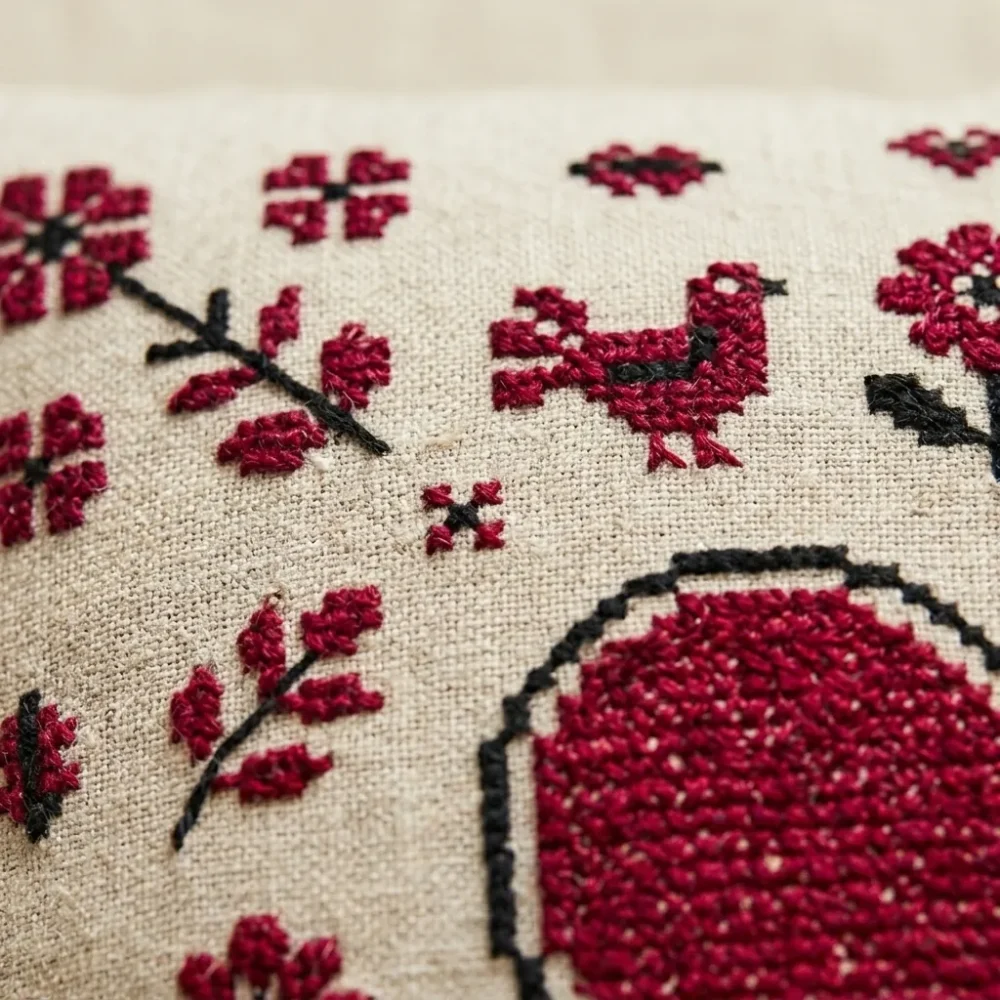 Grand Coração Pillow Cover – embroidery detail